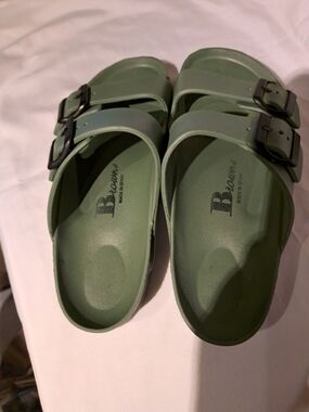 Wuman Green Two-Strap Slide Sandals Browns Made In Spain
